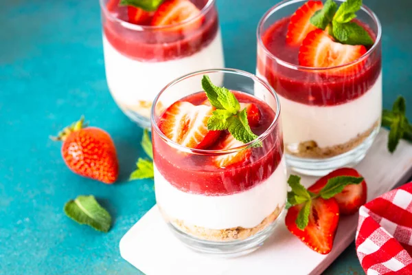 Cheesecake Een Glas Aardbeien Kwarktaart Heerlijk Dessert Geen Bakken Potten — Stockfoto