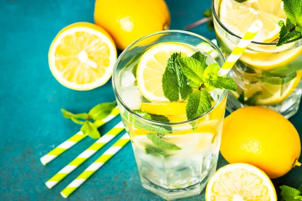 Limonada Vaso Sobre Mesa Blanca Con Limones Frescos Menta Bebida —  Fotos de Stock