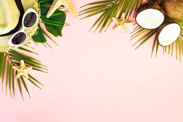 Zomervakantie Roze Achtergrond Palmbladeren Kokosnoot Hoed Schelpen Roze Achtergrond — Stockfoto