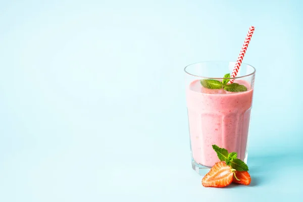 Erdbeer Smoothie Oder Milchshake Bei Blau — Stockfoto