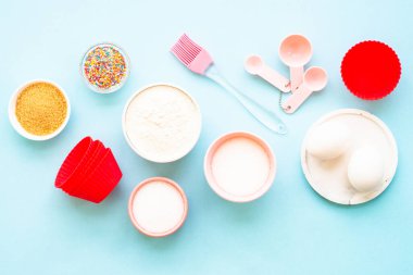 Mavinin yemek pişirme geçmişi. Yemek, un, şeker, yumurta ve çatal bıçak malzemeleri. Düz yatıyordu.