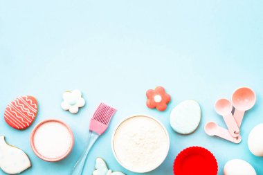 Mavinin Paskalya pişirme arka planı. Un, kenar, şeker ve zencefilli kurabiye. Kopyalama alanı olan üst görünüm.