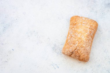 İtalyan ciabatta ekmeği, ev yapımı pişirme. Beyaz masadaki üst görünüm.