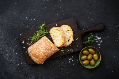 Ciabatta ekmeği, zeytinli ve siyah otlu. Akdeniz yemekleri. Üst görünüm.