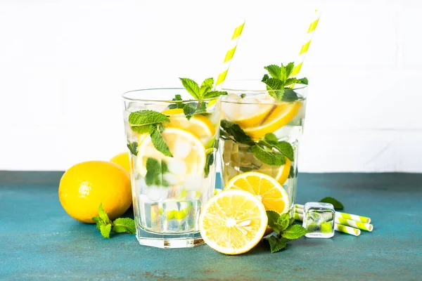 Limonada Vaso Sobre Mesa Blanca Con Limones Frescos Menta Bebida —  Fotos de Stock