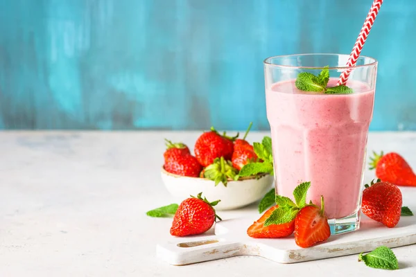 Erdbeer Smoothie Oder Milchshake Bei Blau — Stockfoto