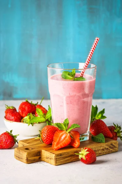 Erdbeer Smoothie Oder Milchshake Mit Frischen Beeren — Stockfoto