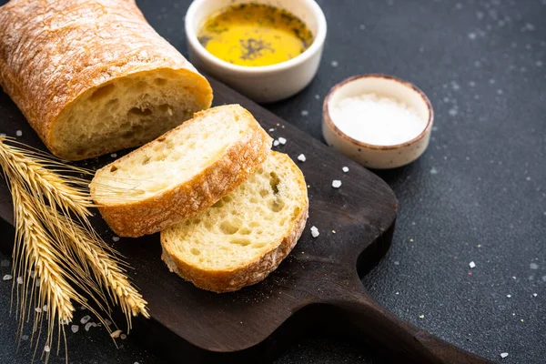 Italský Chléb Ciabatta Dřevěné Desce Olivovým Olejem Pšeničnýma Ušima — Stock fotografie