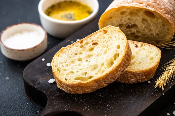 Italský Chléb Ciabatta Dřevěné Desce Olivovým Olejem Zavřít — Stock fotografie