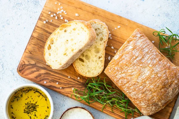 Italský Ciabatta Chléb Dřevěné Desce Olivovým Olejem Bylinkami Pohled Shora — Stock fotografie