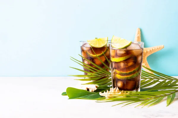 Letní Drink Cuba Libre Nebo Ledový Čaj Palmovými Listy Mušlemi — Stock fotografie