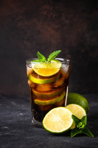 Cuba Libre Alcoholische Cocktail Ijskoude Drank Donkere Achtergrond Verticaal Beeld — Stockfoto