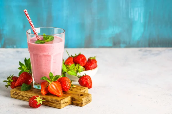 Erdbeer Smoothie Oder Milchshake Mit Frischen Beeren — Stockfoto