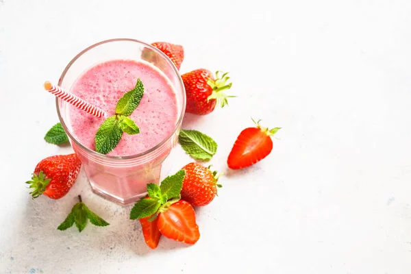 Erdbeer Smoothie Oder Milchshake Glas Weißen Tisch Ansicht Von Oben — Stockfoto