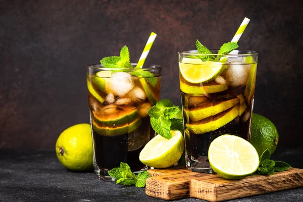 Cuba Libre Alkoholischer Cocktail Eisgetränk Auf Dunklem Hintergrund — Stockfoto