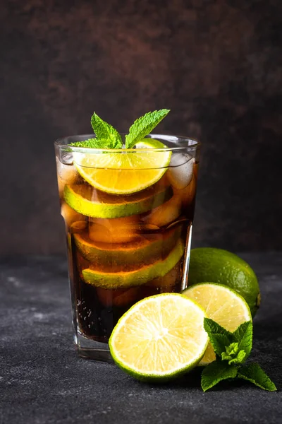 Cuba Libre Αλκοολούχο Κοκτέιλ Παγωμένο Ποτό Σκούρο Φόντο Κοντινό Κατακόρυφο — Φωτογραφία Αρχείου