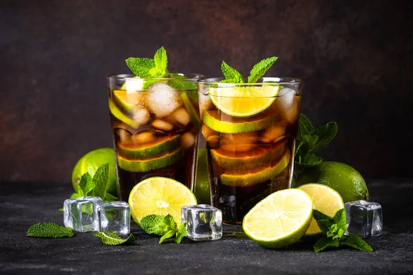 Cuba Libre Cocktail Alcolico Bevanda Ghiacciata Sfondo Scuro — Foto Stock