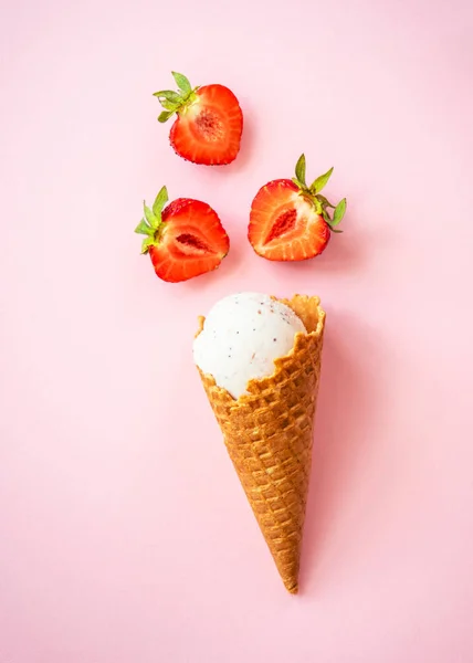 Erdbeereis Eiszapfen Von Oben Auf Rosa — Stockfoto