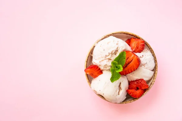 Hausgemachtes Eis Mit Frischen Erdbeeren Auf Rosa Hintergrund Wohnung Lag — Stockfoto
