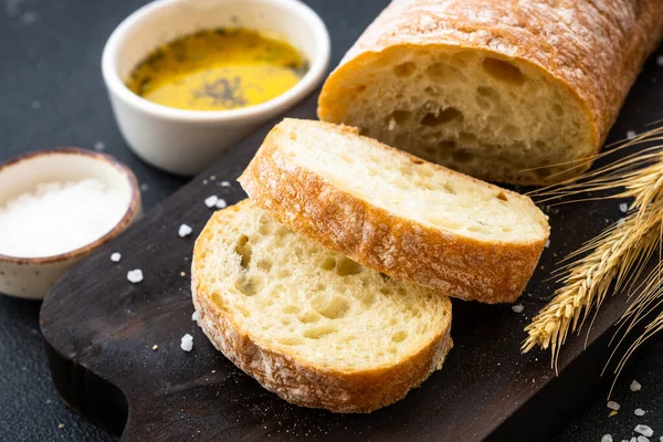 Pão Italiano Ciabatta Sobre Tábua Madeira Com Azeite Fechar — Fotografia de Stock