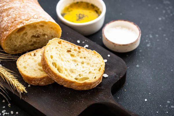 Pão Italiano Ciabatta Sobre Tábua Madeira Com Azeite Fechar — Fotografia de Stock