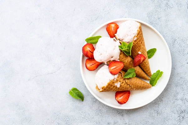 Hausgemachtes Eis Mit Frischen Erdbeeren Auf Dem Steintisch Flache Lage — Stockfoto
