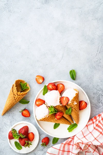 Hausgemachtes Eis Mit Frischen Erdbeeren Auf Dem Steintisch Ansicht Von — Stockfoto