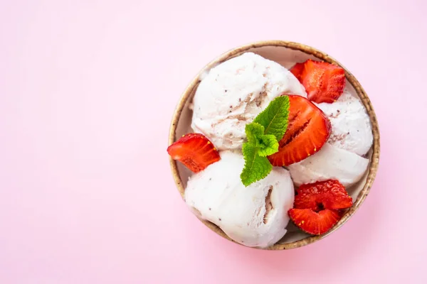 Hausgemachtes Eis Mit Frischen Erdbeeren Auf Rosa Hintergrund Draufsicht Mit — Stockfoto