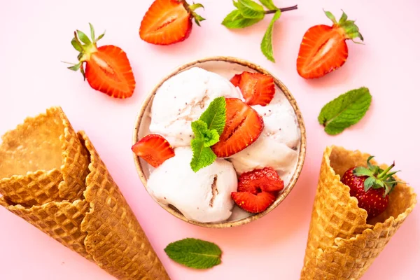 Hausgemachtes Eis Mit Frischen Erdbeeren Auf Rosa Hintergrund Flache Lage — Stockfoto