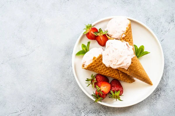 Hausgemachtes Eis Mit Frischen Erdbeeren Auf Dem Steintisch Draufsicht Mit — Stockfoto