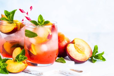 Şeftali çayı, taze meyve, buz ve naneli buzlu içecek. Metin için boşluk ile kapat.