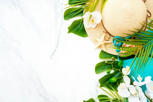 Vacaciones Verano Concepto Viaje Hojas Palma Sombrero Flores Tropicales Sobre — Foto de Stock