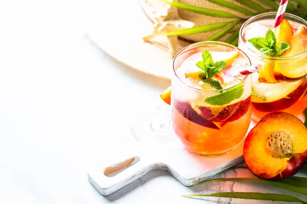 Pfirsichcocktail Eistee Fruchtgetränk Mit Palmblättern Vor Tropischem Hintergrund — Stockfoto