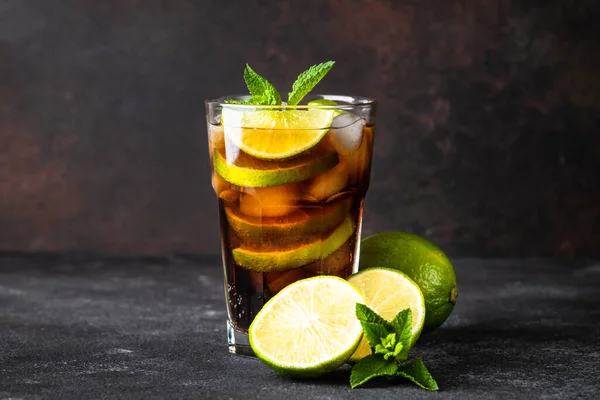 Cuba Libre Cocktail Alcoolisé Boisson Glacée Sur Fond Sombre — Photo