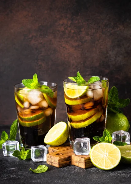 Cuba Libre Cocktail Alcolico Bevanda Ghiacciata Sfondo Scuro — Foto Stock