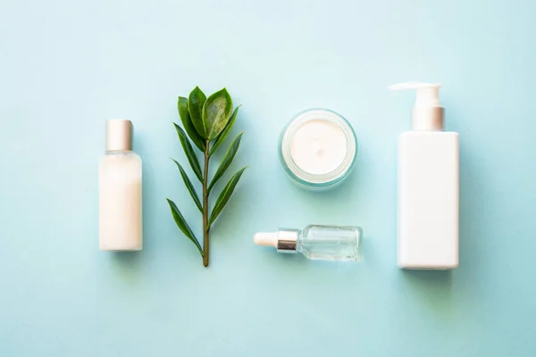 Natuurlijke Cosmetische Producten Crème Serum Tonic Met Groene Bladeren Bovenaanzicht — Stockfoto