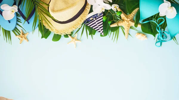 夏休みと旅行のコンセプト ヤシの葉 白い背景にフリップフロップとサングラス コピースペース付きフラットレイアウト — ストック写真