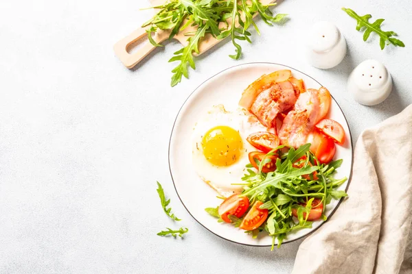 stock image Keto diet plate. Beacon, eggs and fresh salad. Top view with copy space on white.