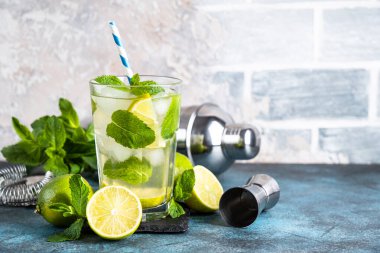 Siyah arka planda rom ve limonlu mojito. Geleneksel Yaz Buzlu İçkisi.
