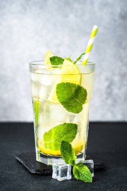 Siyah arka planda rom, limon, nane ve buzlu mojito. Geleneksel yaz içkisi.