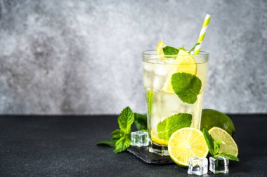 Siyah arka planda rom ve limonlu mojito. Gelenek. Buzlu yaz içkisi..