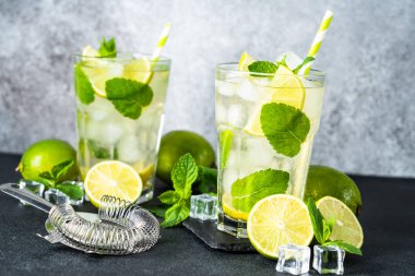 Siyah arka planda rom ve limonlu mojito. Gelenek. Buzlu yaz içkisi..