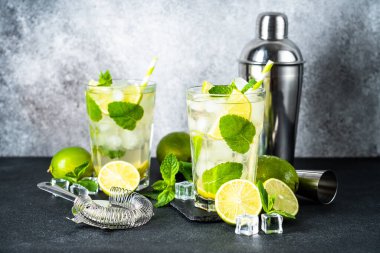 Siyah arka planda rom ve limonlu mojito. Gelenek. Buzlu yaz içkisi..