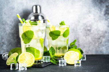 Siyah arka planda rom ve limonlu mojito. Gelenek. Buzlu yaz içkisi..
