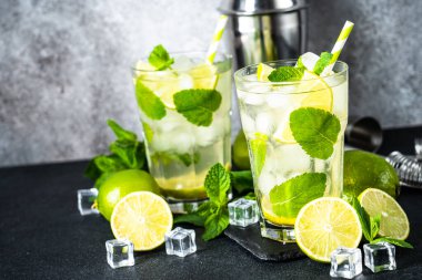 Siyah arka planda rom ve limonlu mojito. Gelenek. Buzlu yaz içkisi..