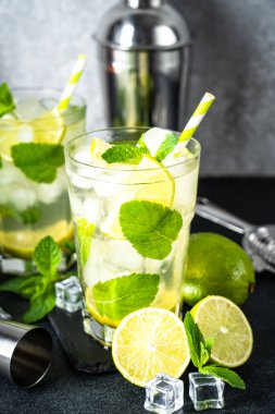 Siyah arka planda rom ve limonlu mojito. Gelenek. Buzlu yaz içkisi..