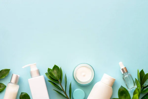 Natuurlijke Cosmetische Producten Crème Serum Tonic Met Groene Bladeren Vlak — Stockfoto