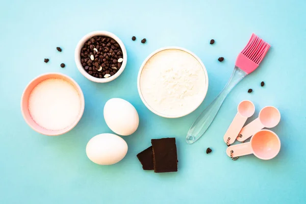 Yemek Tarifi Kitabıyla Maviden Pişirme Malzemeleri Şeker Yumurta Çatal Bıçak — Stok fotoğraf
