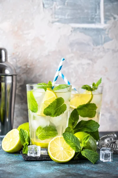 Mojito Mit Rum Minze Und Limette Hohen Glas Traditionelles Sommergetränk — Stockfoto