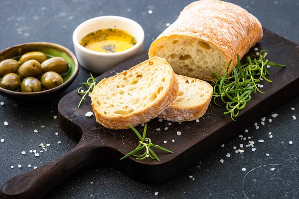 Ciabatta Chléb Dřevěné Desce Olivovým Olejem Olivami Bylinkami Černém Středomořské — Stock fotografie